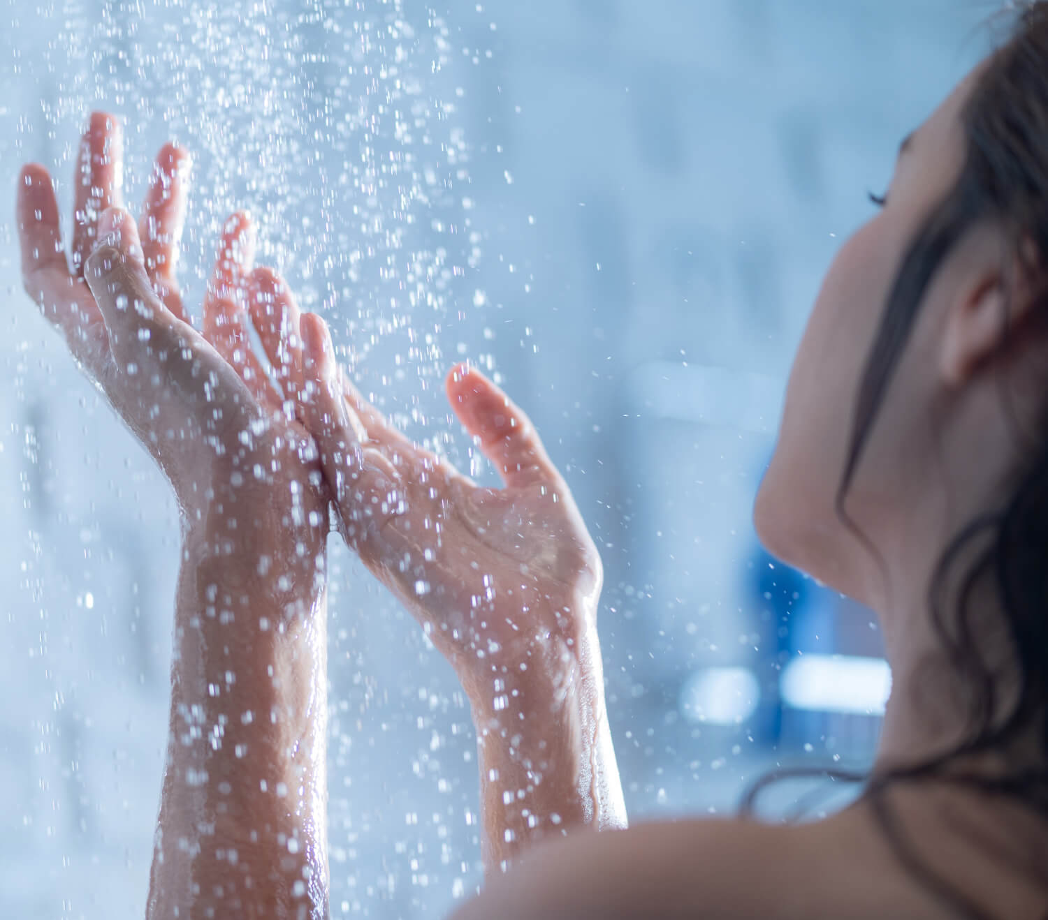 我電創水クリッパーでシャワーを浴びる女性